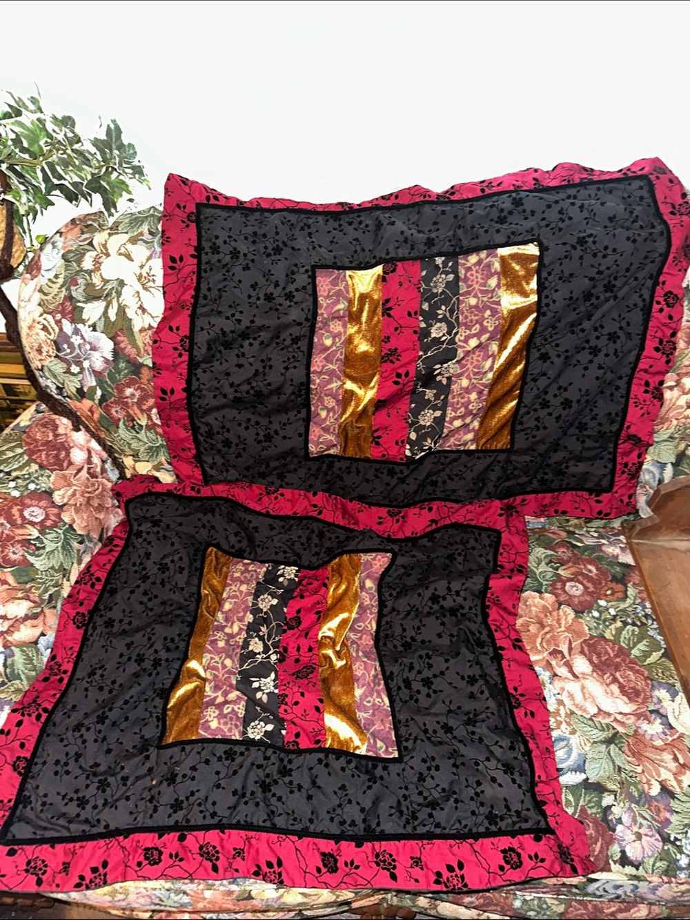 Black and Red Patchwork Decorative Throw Pillowcases with Gold Accents flor